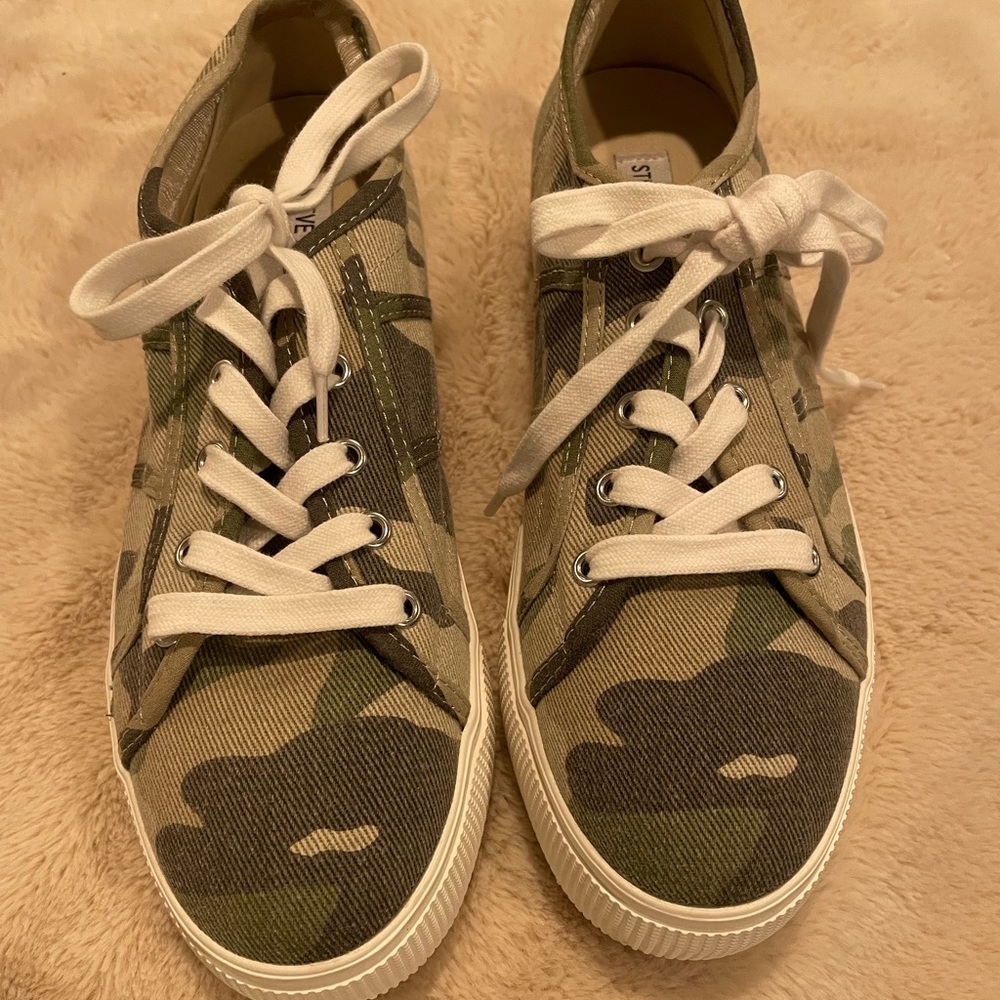 Steve Madden Emmi camo platform canvas sneakers
